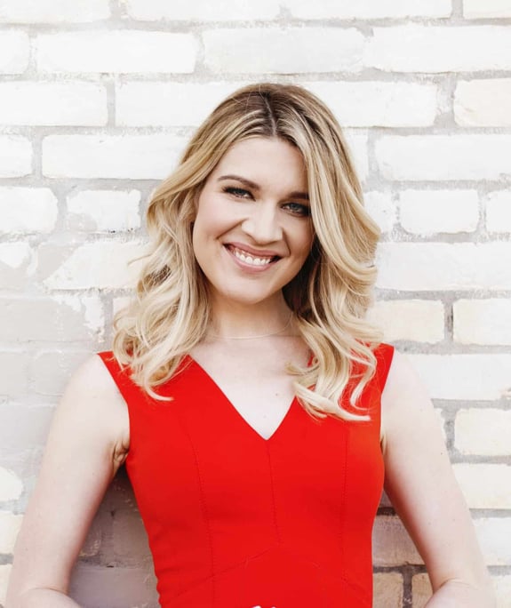 141. How To Pitch Effectively To Influencers (Without Being A Pain) And Grow Your Business Fast — With Sarah Jones